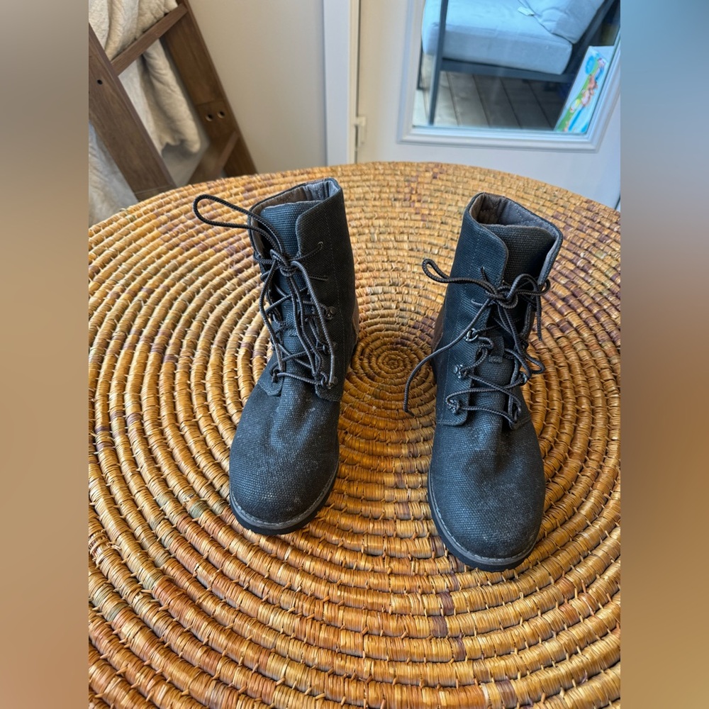 The north face women's 7.5 lace up black/ green winter ankle boots.